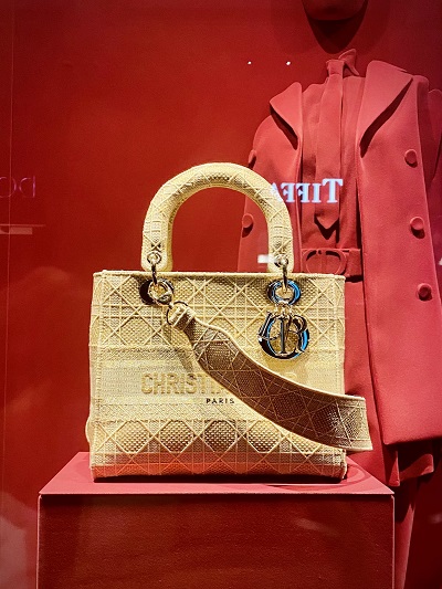choose the perfect handbag - style matters
